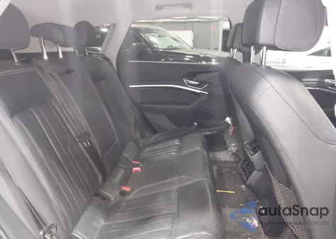 2021 Audi E-Tron Premium Plus Quattro z USA, uszkodzony, nr VIN WA1LAAGE2MB037816